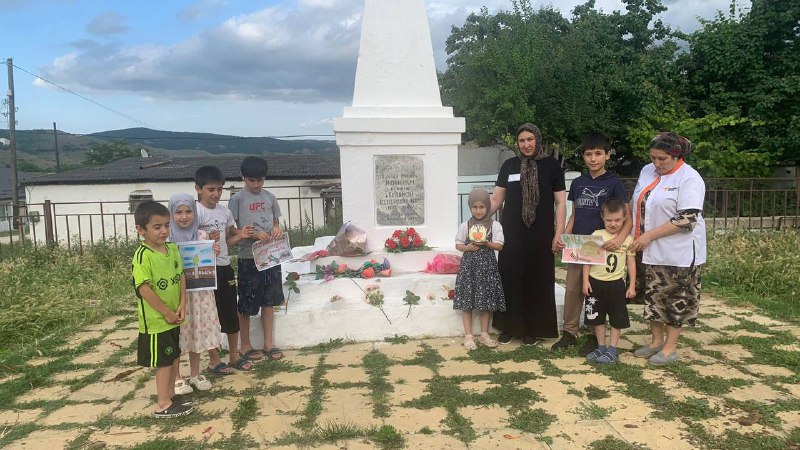 Специалисты по работе с семьёй и детьми Абдуллаева З. и Алгасанова М. совместно с психологом школы провели мероприятие, посвященное Дню памяти и скорби.