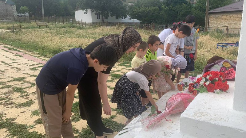 Специалисты по работе с семьёй и детьми Абдуллаева З. и Алгасанова М. совместно с психологом школы провели мероприятие, посвященное Дню памяти и скорби.