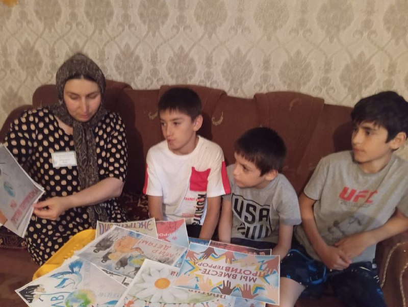 Специалист по работе с семьёй и детьми Абдуллаева Зухра провела беседу с подопечными на тему: "Экстремизму и терроризму - НЕТ!".