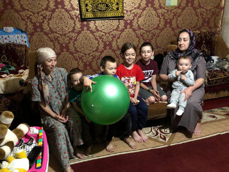 Специалист по работе с семьей и детьми ГБУ РД КЦСОН в МО «Сергокалинский район» Гасанова Х.А. Посетила и поздравила многодетную, малоимущую семью Гасановых с Днём семьи🌹