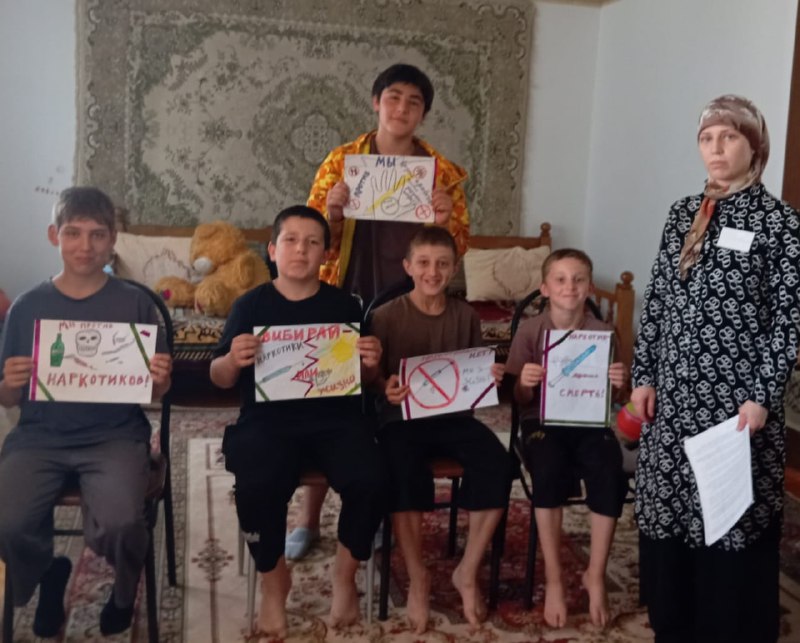 Специалист по работе с семьёй и детьми Джупанова Ханум провела профилактическую беседу с подопечными на тему "Наркотикам нет!!!".