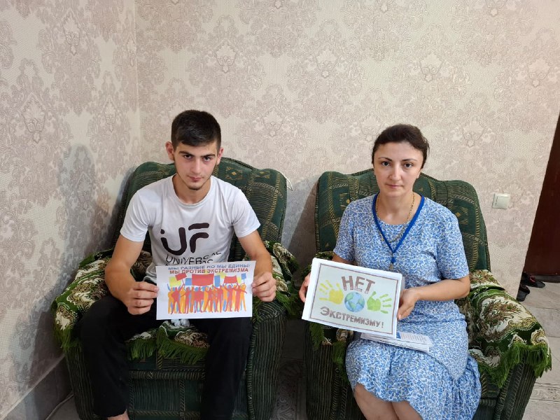 Специалист отдела семьи Багандова Разият, в рамках своих рабочих будней, провела беседу с подопечным на тему "Мы против терроризма и экстремизма".