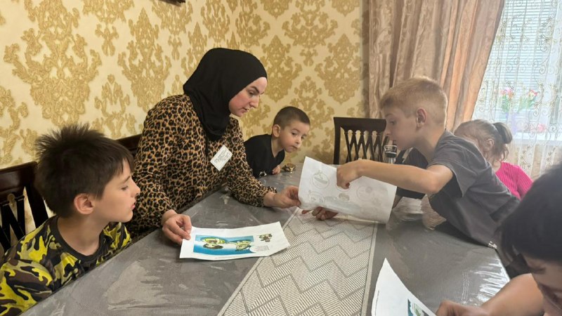 📌Специалист по работе с семьей и детьми Багомедова Замира провела беседу с подопечными на тему: "Правила поведения на воде".