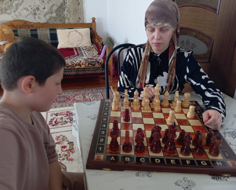 💥Специалист по работе с семьей и детьми Джупанова Ханумчакар, в рамках своей работы по формированию позитивных интересов и организации досуга сыграла с подопечным в занимательную шахматную партию.