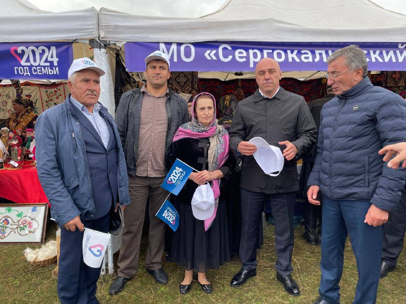 👨‍👩‍👧‍👦На праздновании Года семьи в Хунзахском районе собрались представители 19 районов, чтобы отметить важность семейных ценностей и поддержать многодетные семьи, семьи участников СВО, а также другие значимые категории.