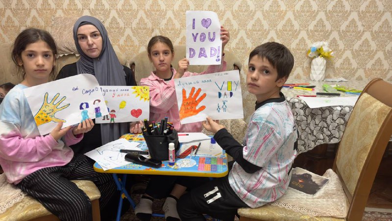 Да, специалисты отдела семьи провели с юными получателями социальных услуг ряд мероприятий ко Дню отца.