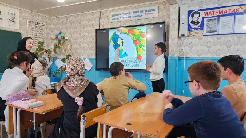 Да, специалисты отдела семьи провели с юными получателями социальных услуг ряд мероприятий ко Дню отца.
