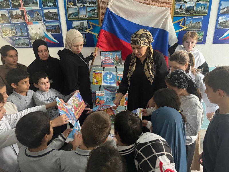 💥Специалист по работе с семьей и детьми Алиева Максалина совместно с библиотекой филиал 12 с. Мюрего провели совместно мероприятие посвященное Дню Народного Единства.