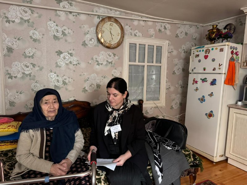 💥Будни специалистов отделения социального обслуживания на дому граждан пожилого возраста и инвалидов, Алиевой Раисат и Бибулатовой Марьям.