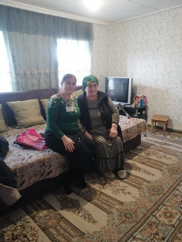 Социальные работники Центра поздравили своих подопечных с Днем инвалидов
