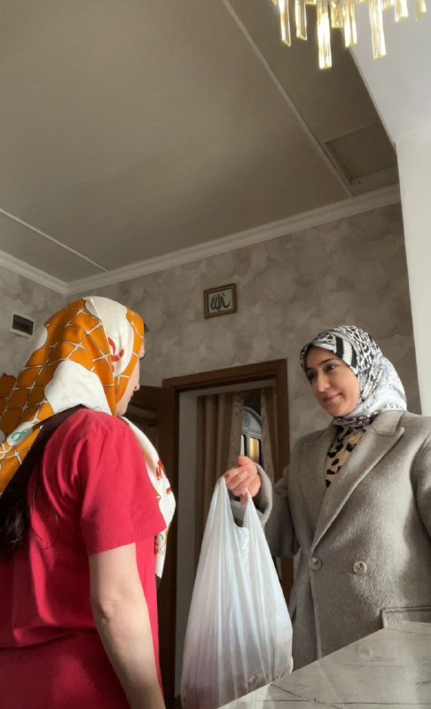 Специалист Муртазалиева Раисат оказала материальную помощь от благотворительного фонда «Чистое сердце» семье Багомедовых.