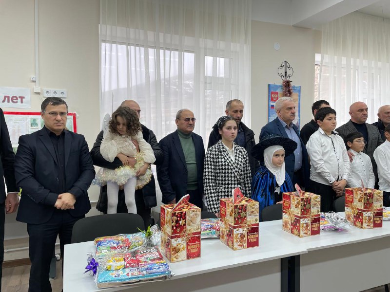 Заместитель директора Идрисов Хабибулла совместно с главой района Магомедовым Арсеном и другими руководителями провели поздравление детей семей участников специальной военной операции в селе Нижнее Мулебки, вручив подарки от главы Республики Меликова Серг