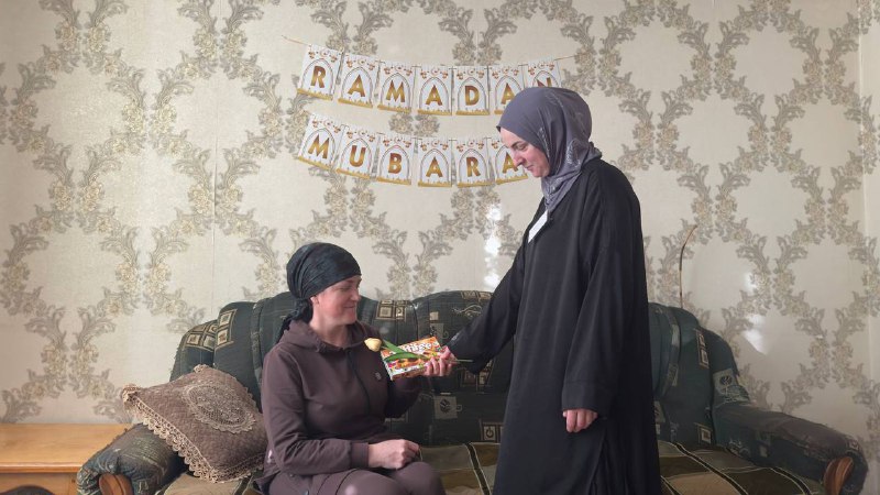Специалист по работе с семьей и детьми Багомедова Замира поздравила матерей подопечных и подопечную Идрисову С. с Международным Женским днем - 8 Марта.