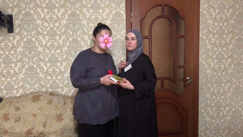 Специалист по работе с семьей и детьми Багомедова Замира поздравила матерей подопечных и подопечную Идрисову С. с Международным Женским днем - 8 Марта.