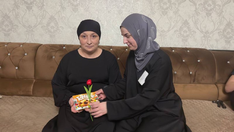 Специалист по работе с семьей и детьми Багомедова Замира поздравила матерей подопечных и подопечную Идрисову С. с Международным Женским днем - 8 Марта.