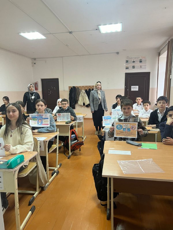 Специалисты по работе с семьёй Муртазалиева Раисат и Саидова Аксана посетили СОШ № 2, где провели беседу с учащимися 7в класса на тему «Буллинг и кибербуллинг».