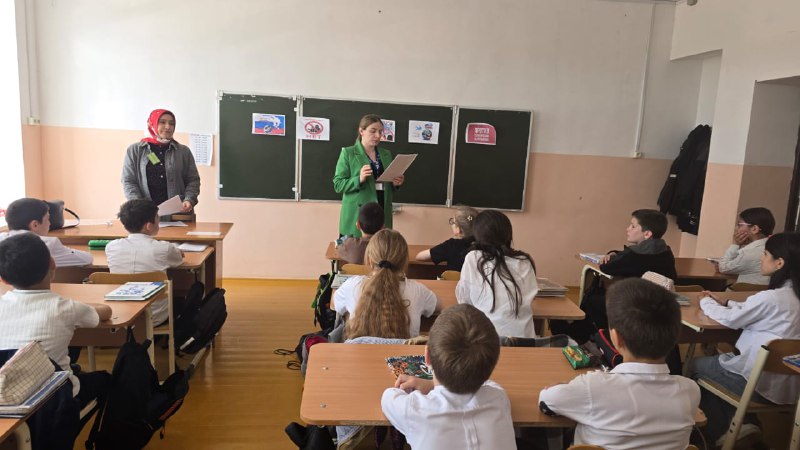 Социальный педагог Саидова Аксана и специалист Муртазалиева Раисат отделения семьи посетили среднюю общеобразовательную школу №2, где провели беседу с учащимися 5а класса на тему: «Терроризм и социальные сети».