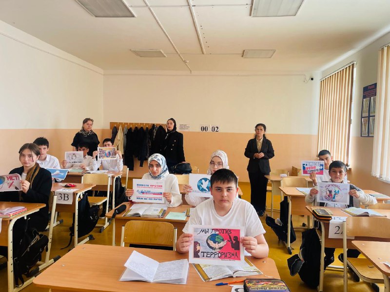 Заведующая отдела семьи Мусаева Салимат, специалисты по работе с семьей Алхасова Мариет и Джалилова Марзият посетили среднюю общеобразовательную школу №2, где провели беседу с учащимися 8г класса на тему "Экстремизм и терроризм".