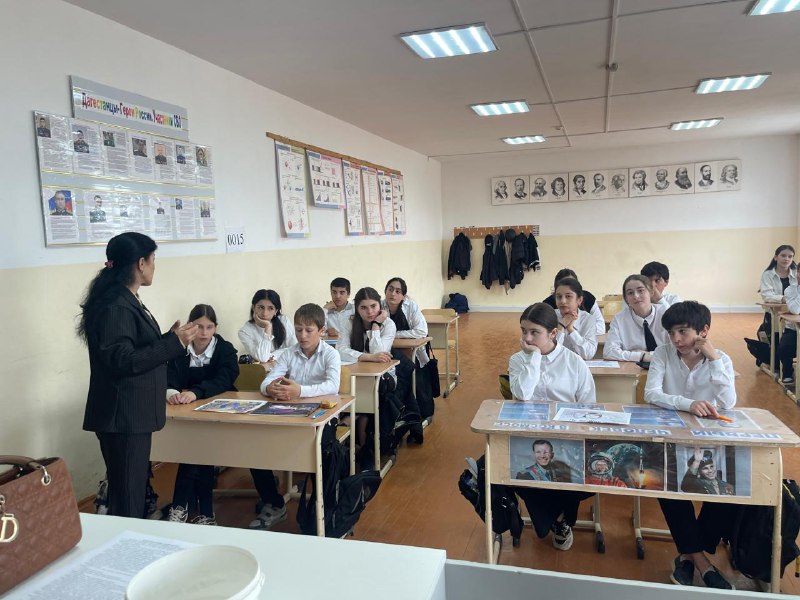 Заведующая отделом семьи Мусаева С.М. и специалисты по работе с семьей провели беседу на тему "Вместе против террорра и экстремизма" в 7 классах средней общеобразовательной школы №2.
