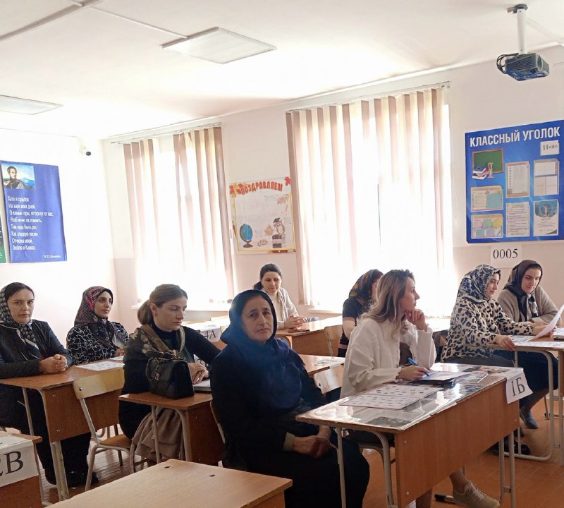 Специалист Муртазалиева Раисат и соц.педагог Саидова Аксана приняли участие в родительском собрании приуроченный к теме : «О чем говорить с детьми в год 80-летия».