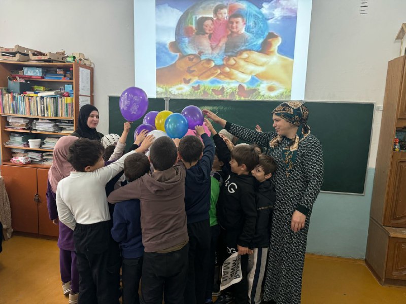 Специалист по работе с семьей и детьми Алиева Максалина совместно со школой присоединились к Акции "Семья мир май".