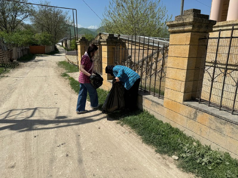 В преддверии Дня Победы специалист по работе с семьёй и детьми Алиева Максалина, мед сестра по массажу Ибрагимова Кистаман приняли участие в субботнике по очистке территории парка.