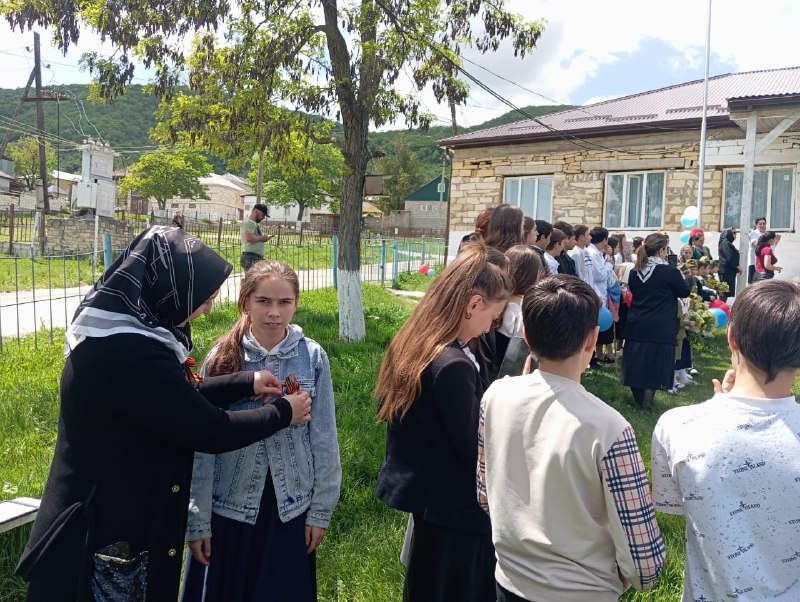 Специалисты по работе с семьёй и детьми Джупанова Ханум и Абдуллаева Зухра приняли участие в мероприятии, посвящённом Дню Победы.
