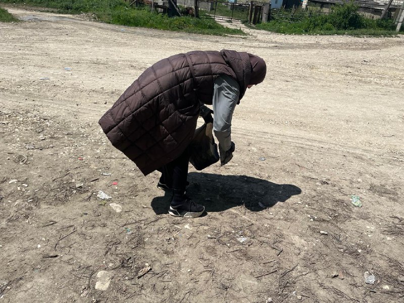 В преддверии Дня Победы работники Центра приняли участие в субботнике по очистке территории памятника.