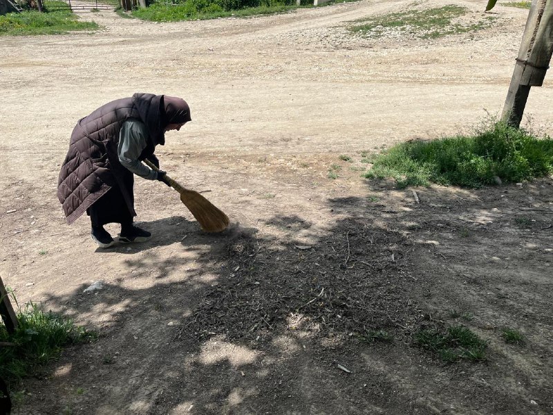 В преддверии Дня Победы работники Центра приняли участие в субботнике по очистке территории памятника.