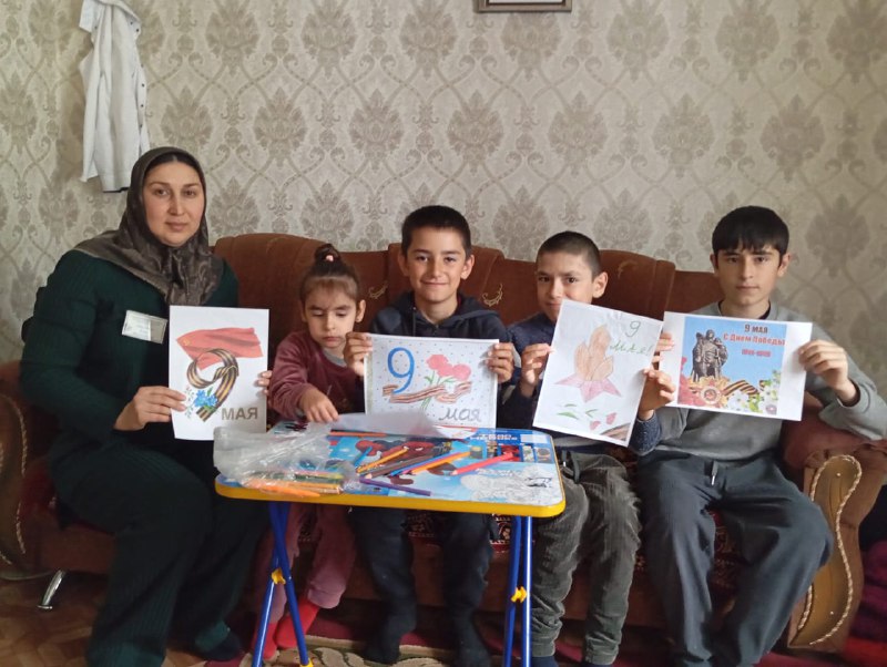 Специалист по работе с семьёй и детьми Абдуллаева З провела беседу ко Дню Победы 80 годовщину.