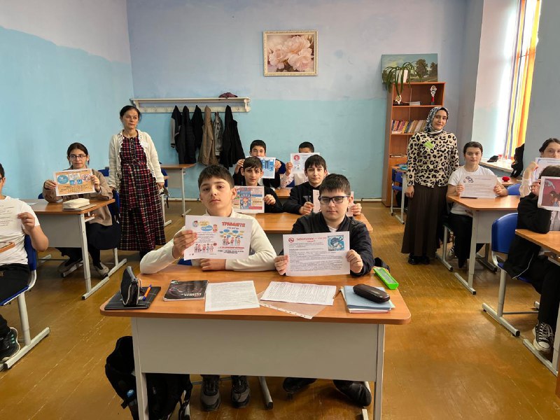 Заведующая отделом семьи Мусаева Салимат и специалист по работе с семьей Муртазалиева Раисат провели беседу для учащихся 7 "А" класса средней общеобразовательной школы № 1 на тему "Профилактика буллинга в подростковой среде".