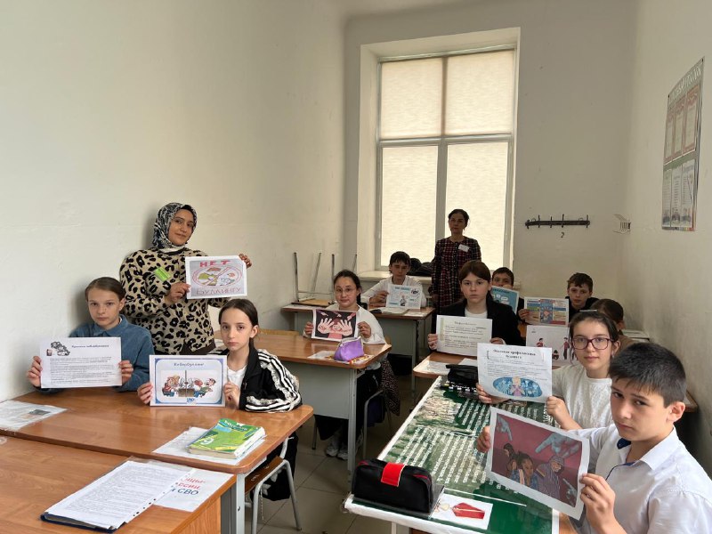 Заведующая отделом Мусаева Салимат и специалист по работе с семьей Муртазалиева Раисат провели беседу на тему "Борьба с буллингом и кибербуллингом" в средней общеобразовательной школы № 1.