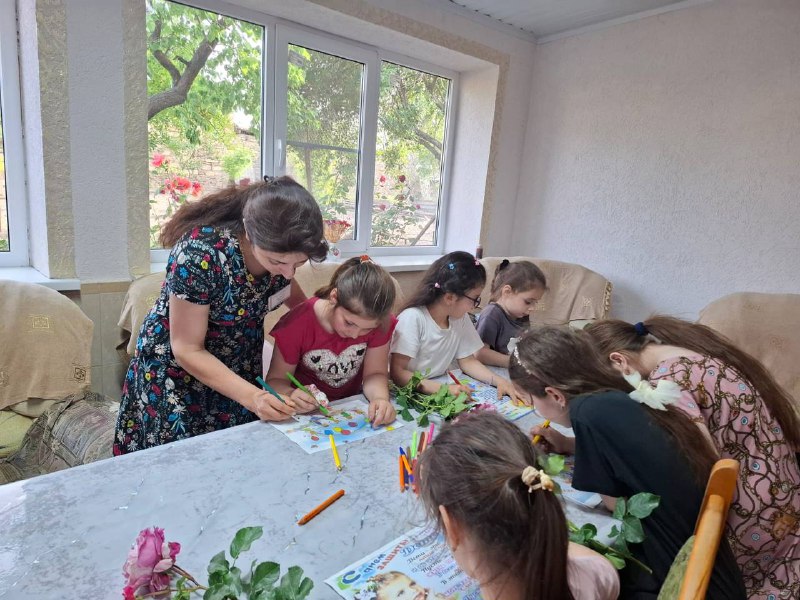 Специалист по работе с семьёй в с.Краснопартизанск Багандова Разият поздравила получателей соц.услуг с Международным Днём Защиты Детей