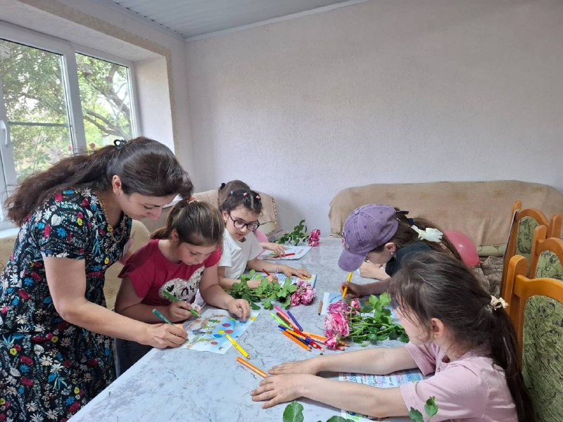 Специалист по работе с семьёй в с.Краснопартизанск Багандова Разият поздравила получателей соц.услуг с Международным Днём Защиты Детей
