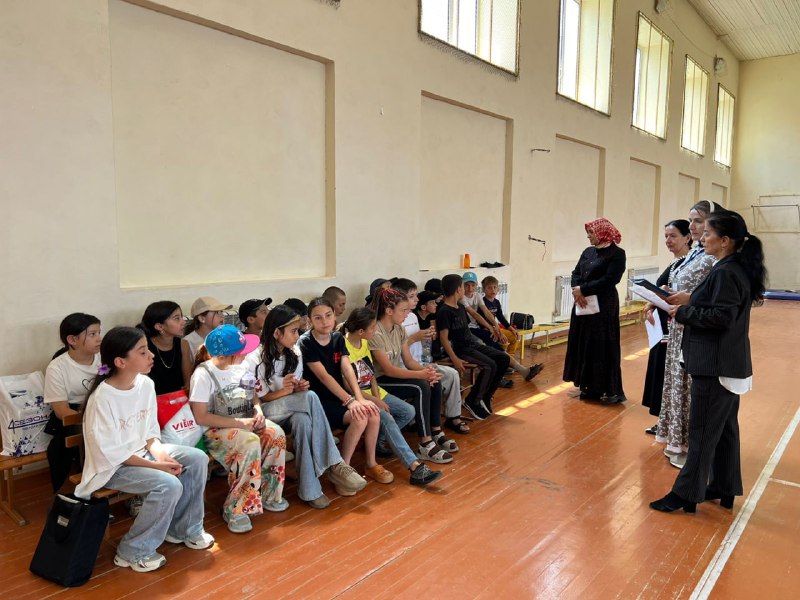 19 июня заведующая отделения семьи Мусаева Салимат и специалисты Муртазалиева Раисат, Алишихова Раисат и Саидова Аксана провели беседу на тему "Лето, классное, безопасное" для ребят из пришкольного лагеря в средней общеобразовательной школе № 1.