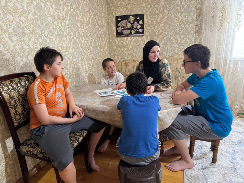 Специалист по работе с семьёй и детьми Багомедова Замира провела беседу на тему «Правила поведения на воде».
