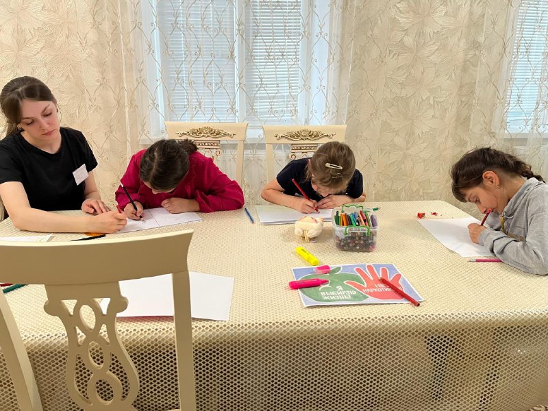 Медсестра по массажу Айгумова Эльмира организовала среди подопечных конкурс рисунков на тему «Мир без наркотиков», приуроченный к Международному дню борьбы с наркотиками.