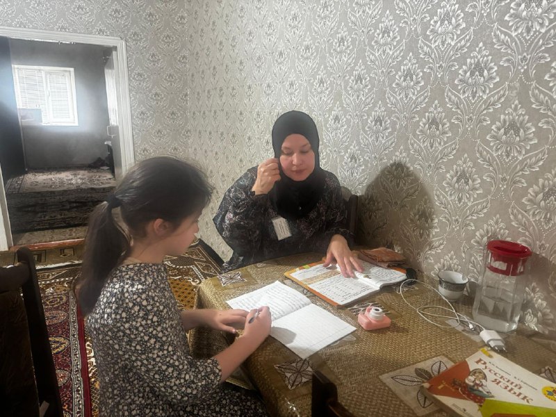 Специалист по работе с семьей и детьми Алиева Максалина. Помощь в получении образовании.
