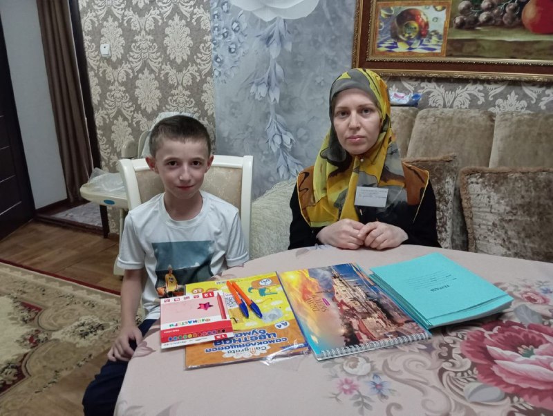 Специалист по работе с семьёй и детьми Джупанова Ханумчакар приняла участие в акции "Помоги собраться в школу".