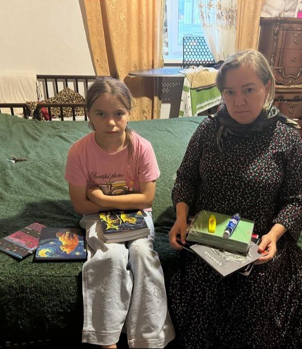 Социальный педагог Саидова Аксана и специалист по социальной работе Алхасова Мариет приняли участие в акции "Помоги собраться в школу".