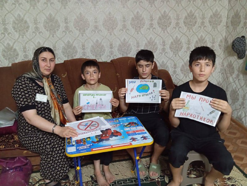 Специалист по работе с семьёй и детьми Абдуллаева Зухра провела беседу с получателями услуг на тему "Наркомании и курения".
