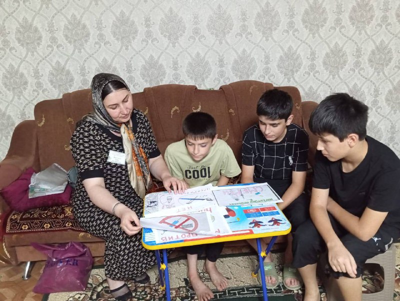 Специалист по работе с семьёй и детьми Абдуллаева Зухра провела беседу с получателями услуг на тему "Наркомании и курения".