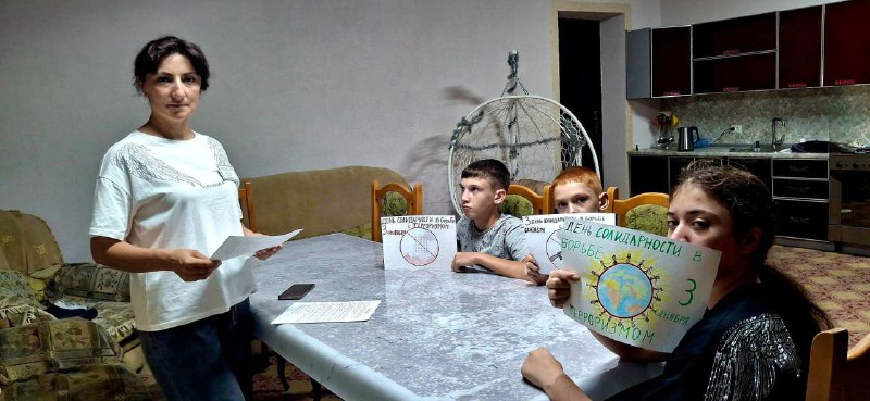 Специалист по работе с семьёй отделения семьи в с.Краснопартизанск Багандова Разият провела беседу: ,,Мы против террора" ко "Дню солидарности в борьбе с терроризмом"