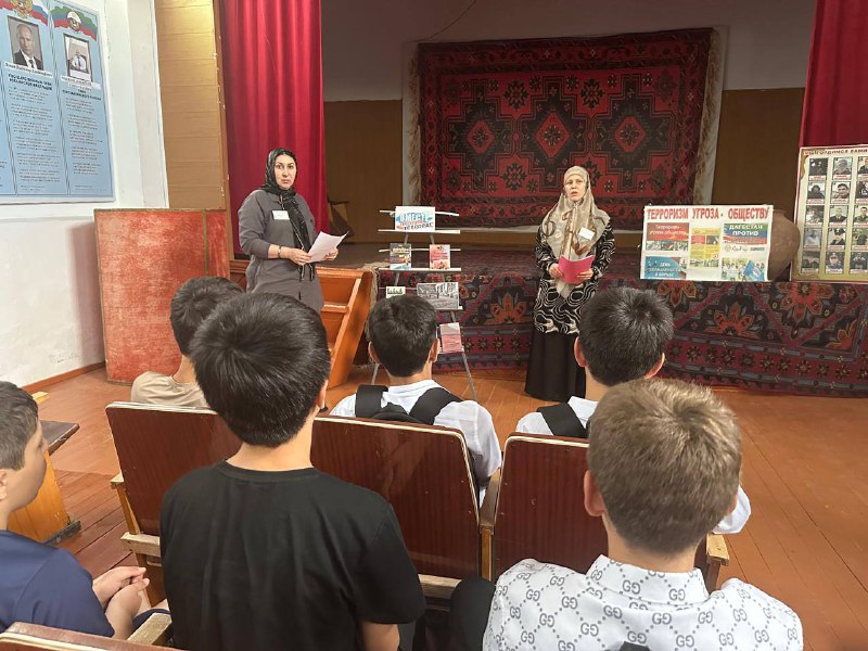 Специалисты по работе с семьёй и детьми Джупанова Ханумчакар и Абдуллаева Зухра провели мероприятие для детей ко Дню солидарности в борьбе с терроризмом.