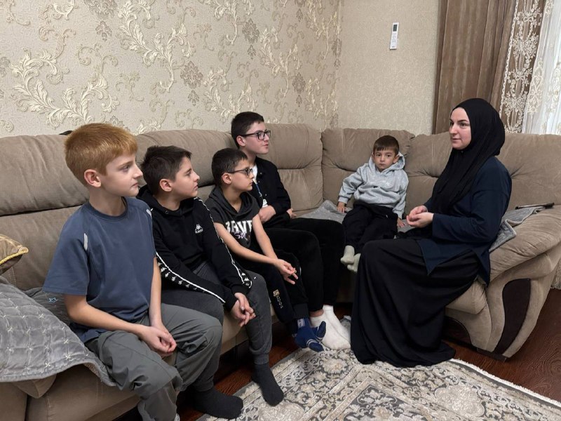 Специалист по работе с семьей и детьми Багомедова Замира провела беседу с юными получателями услуг ко "Дню единства народов Дагестана".