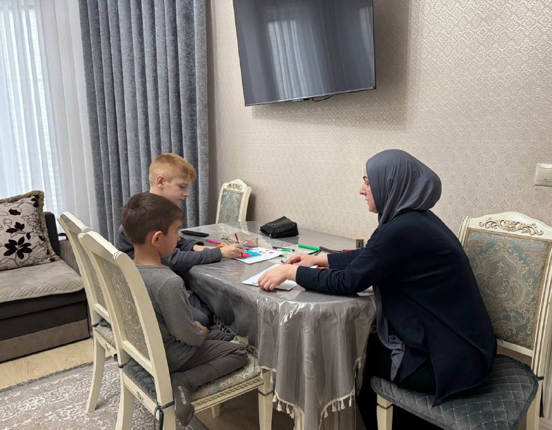 Специалист по работе с семьей и детьми Багомедова Замира провела конкурс рисунков, который посвещен Дню Отца.