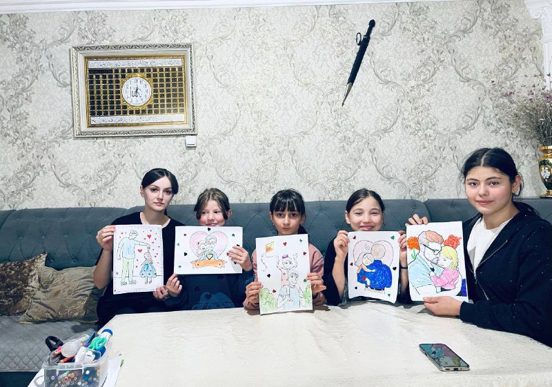 Медсестра по массажу отделения семьи Айгумова Эльмира организовала конкурс рисунков, посвященный Дню отца.