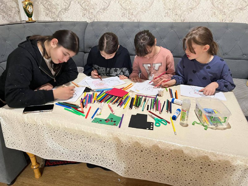 Медсестра по массажу отделения семьи Айгумова Эльмира организовала конкурс рисунков, посвященный Дню отца.