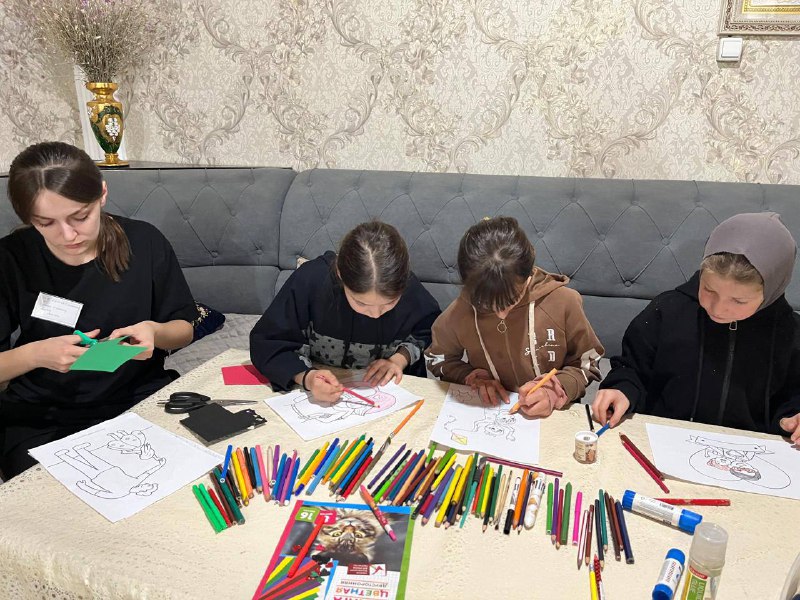 Медсестра по массажу отделения семьи Айгумова Эльмира организовала конкурс рисунков, посвященный Дню отца.