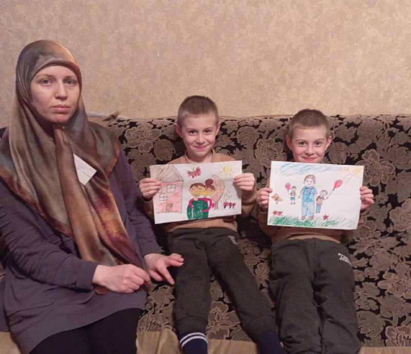 Специалист по работе с семьёй и детьми Джупанова Ханумчакар провела конкурс рисунков, посвящённый Дню отца.